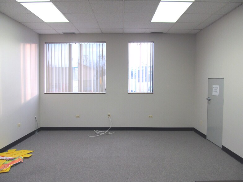 More Photos Of 600-610 W 5th Ave, Naperville Flex For Lease