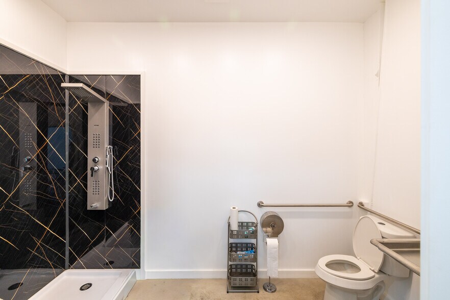 More Photos Of 3915 McKinney St, Houston Light Distribution For Sale