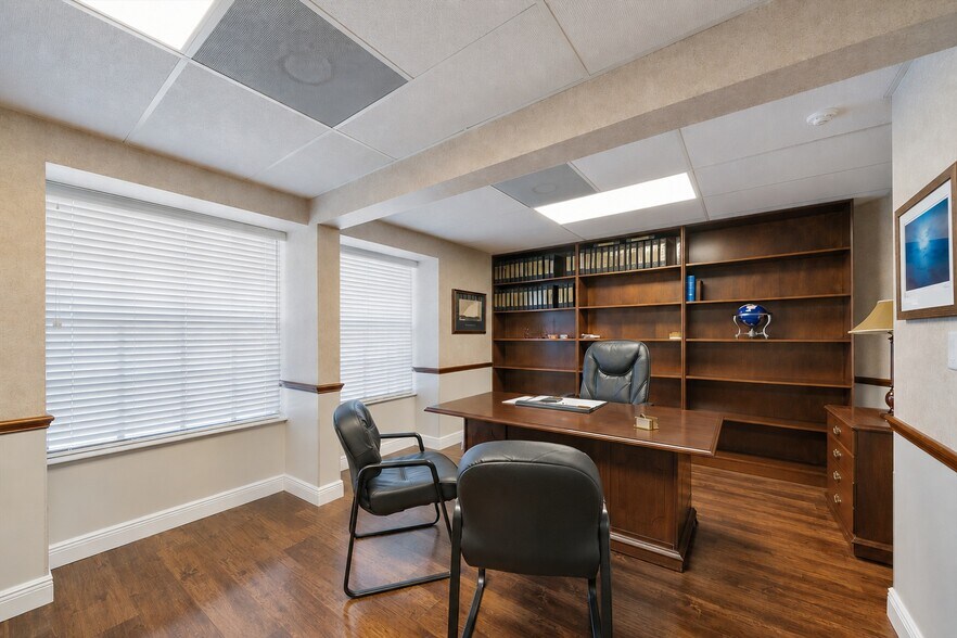 More Photos Of 1521-1525 Tamiami Trl S, Venice Office For Sale