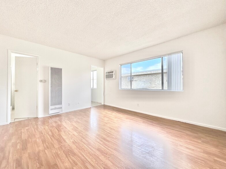 More Photos Of 14157 Calvert St, Van Nuys Apartments For Sale