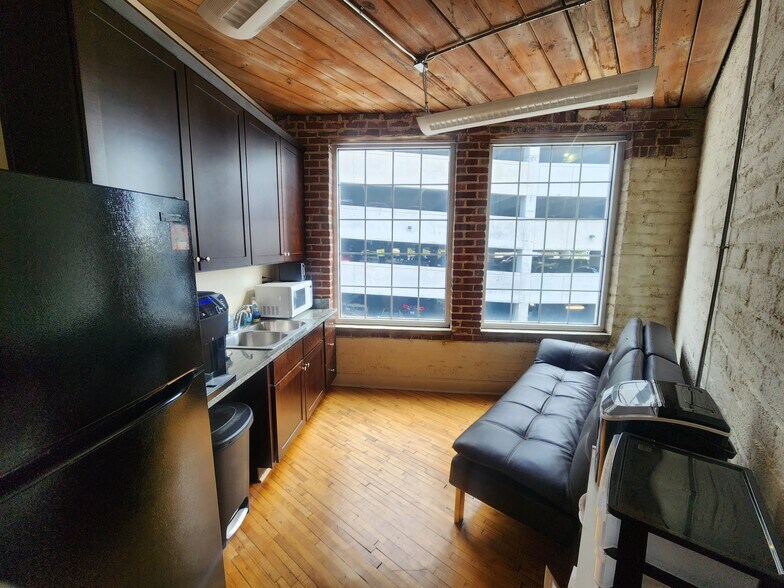 More Photos Of 1233 W Morehead St, Charlotte Office For Lease