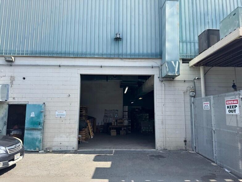 More Photos Of 197 Sand Island Access Rd, Honolulu Showroom For Lease