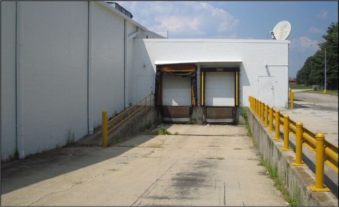 More Photos Of 1002-1004 N Keller Dr, Effingham Storefront For Lease