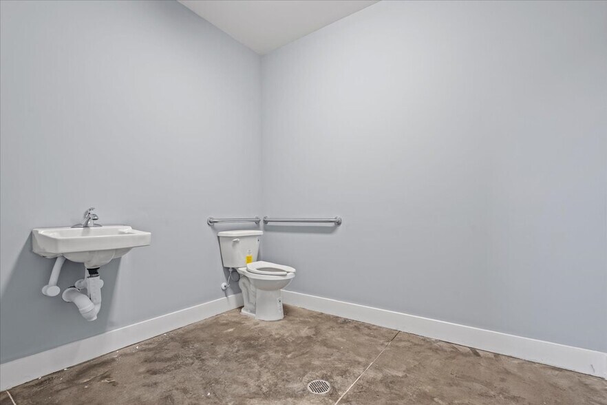 More Photos Of 3345 Willow Creek Rd, Florence Flex For Lease