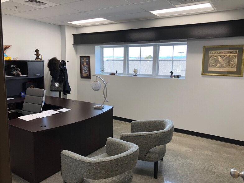 More Photos Of 1567 Vista View Dr, Longmont Showroom For Sale