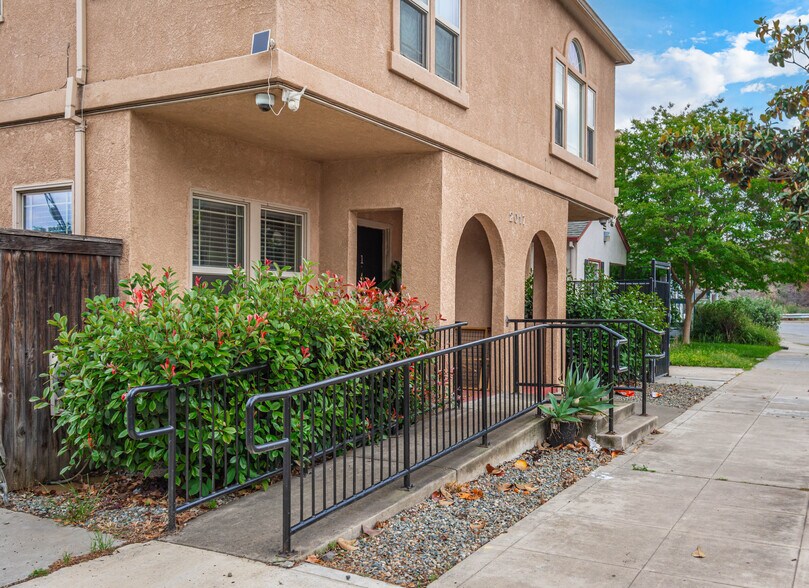 More Photos Of 2017 30th St, Sacramento Apartments For Sale