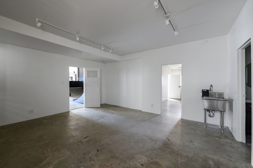 More Photos Of 2426 Lincoln Blvd, Venice Loft Creative Space For Sale