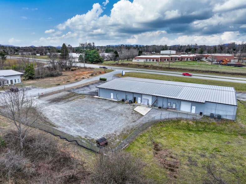 More Photos Of 913 Upward Rd, Flat Rock Warehouse For Lease