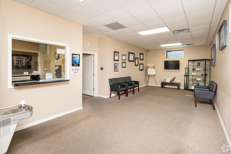 More Photos Of 700-710 Hospital Dr, Crestview Medical For Lease