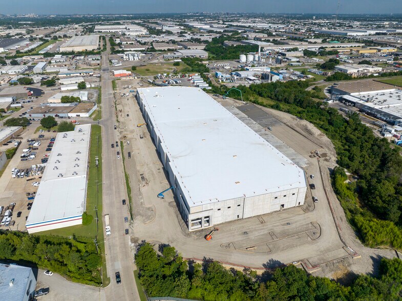 More Photos Of 2801 Wood Dr, Garland Distribution For Lease