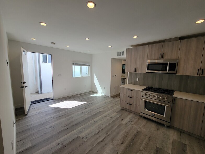 More Photos Of 11565 Iowa Ave, Los Angeles Apartments For Sale