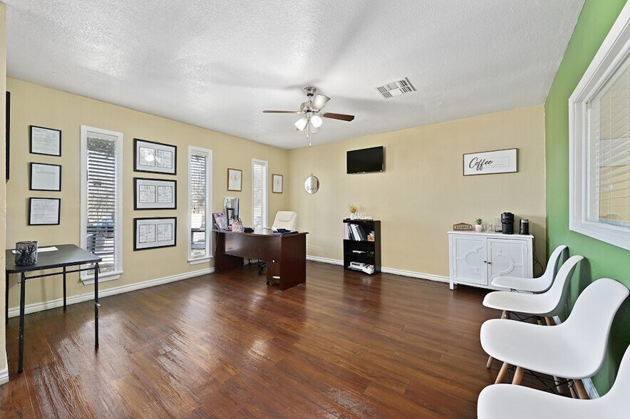 More Photos Of 1101 Rutland Dr, Austin Apartments For Sale