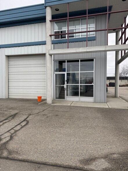 More Photos Of 2550 Acland Rd, Kelowna Flex For Sale