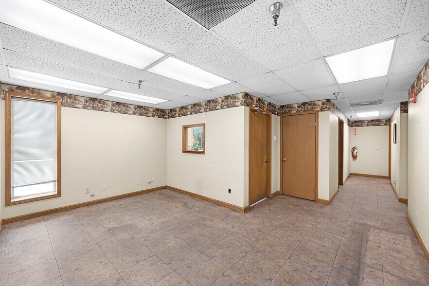 More Photos Of 456 Swanson Dr, Dresden Warehouse For Lease