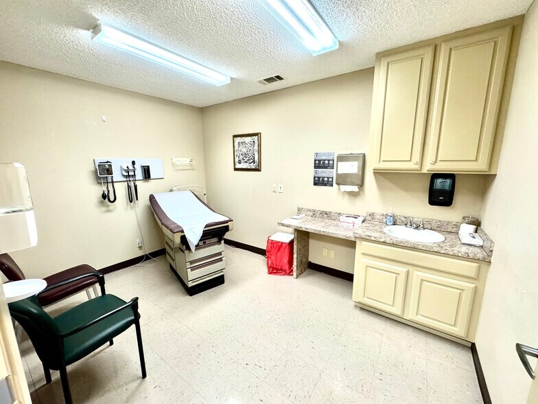 More Photos Of 101 Anthony Dr, Teague Medical For Sale