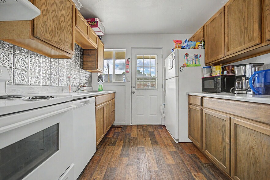 More Photos Of 630 W 6th St, Craig Apartments For Sale