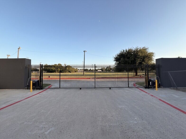More Photos Of 3548-3564 W TC Jester Blvd, Houston Unknown For Lease