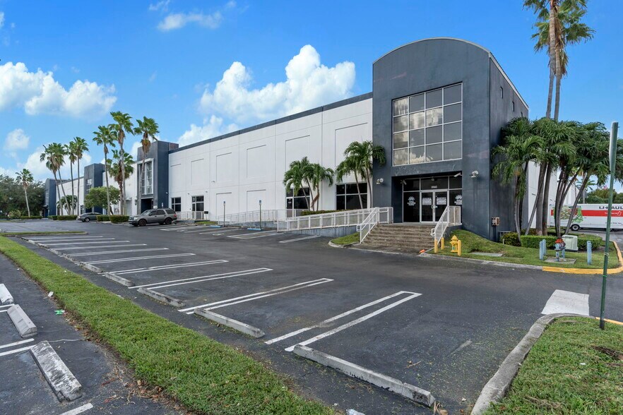 More Photos Of 7620 NW 25th St, Miami Distribution For Sale