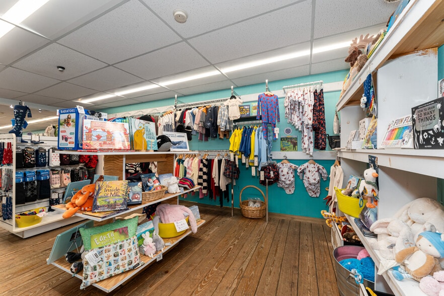 More Photos Of 19 Cottage St, Bar Harbor Storefront For Sale