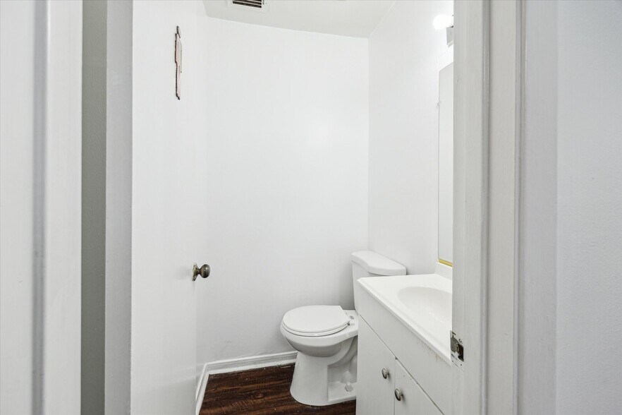 More Photos Of 6910 Bellaire Blvd, Houston Office For Sale