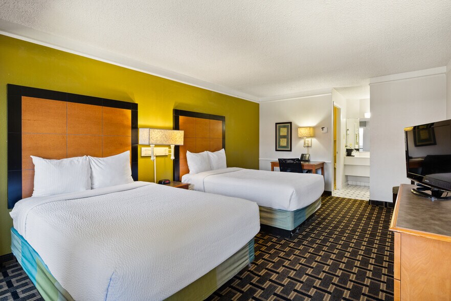 More Photos Of 2510 W Greenway Rd, Phoenix Hotel For Sale