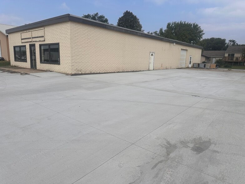 More Photos Of 215 10th St SW, Spencer Freestanding For Lease