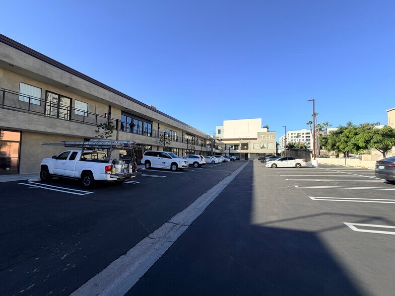 More Photos Of 1253 Vine St, Los Angeles Storefront Retail Office For Lease