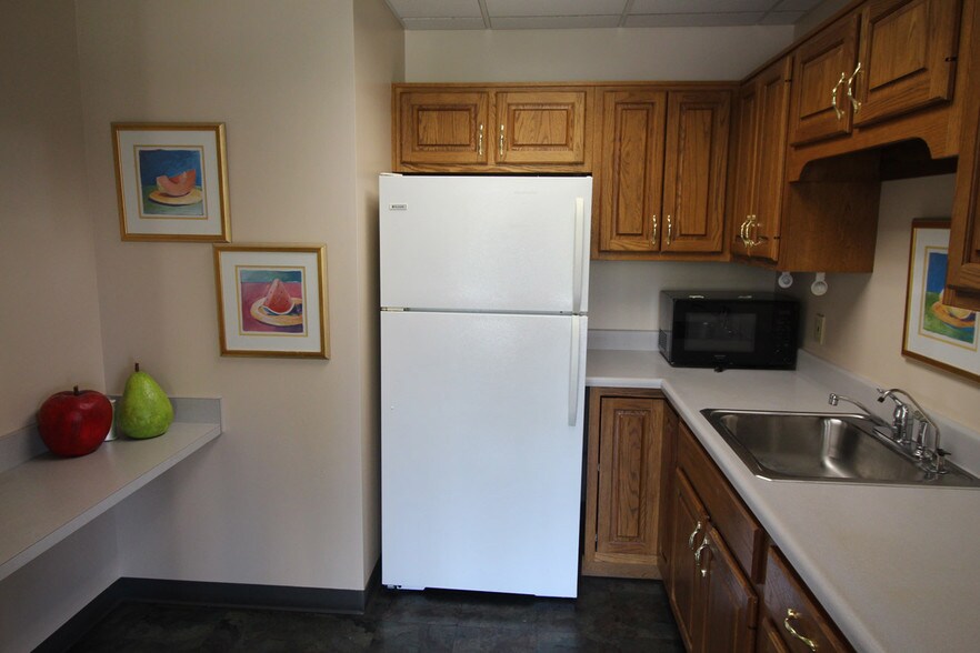 More Photos Of 8310 Clinton Park Dr, Fort Wayne Flex For Lease