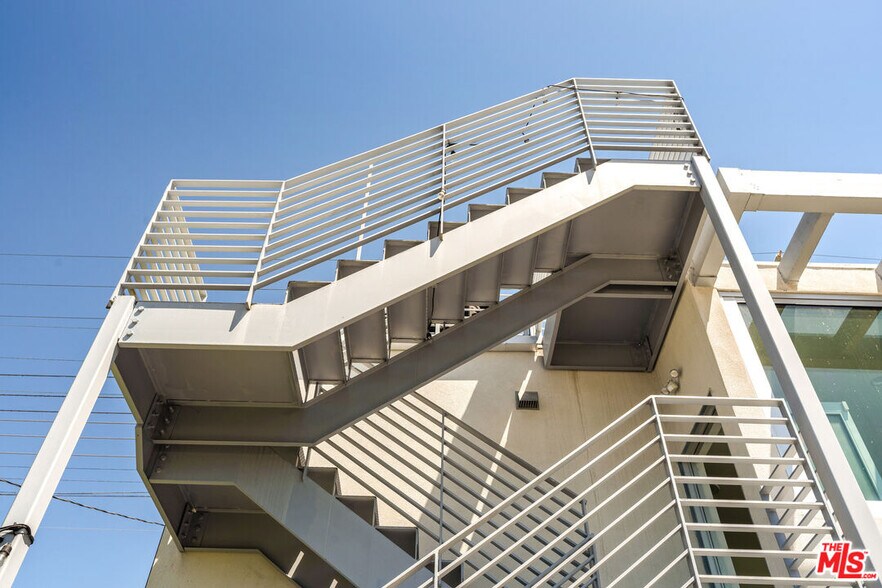 More Photos Of 1076 Palms Blvd, Venice Apartments For Sale