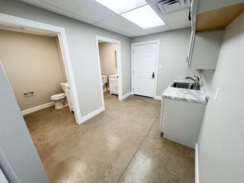 More Photos Of 4713 County Road 128, Midland Warehouse For Lease