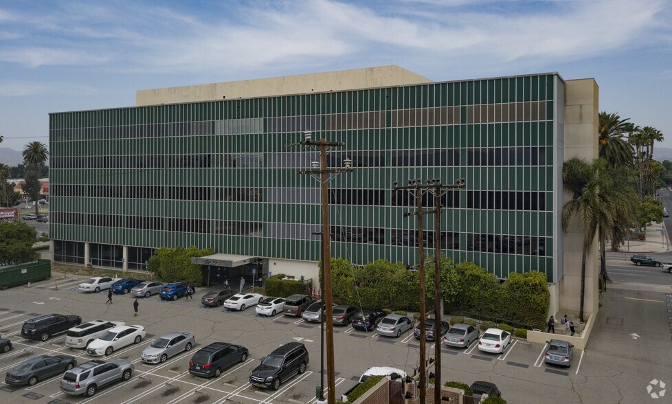 More Photos Of 18040 Sherman Way, Reseda Medical For Lease
