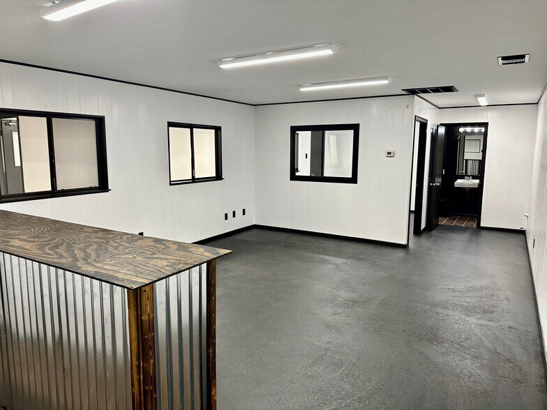 More Photos Of 210 Gravel St, Seguin Warehouse For Lease