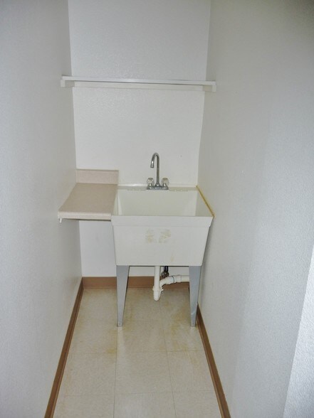 More Photos Of 1014 Kyle Ct, Ridgecrest Warehouse For Sale