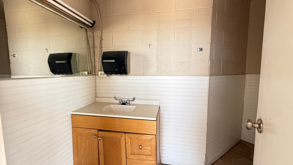 More Photos Of 1302 E 2nd St, Odessa Service For Sale
