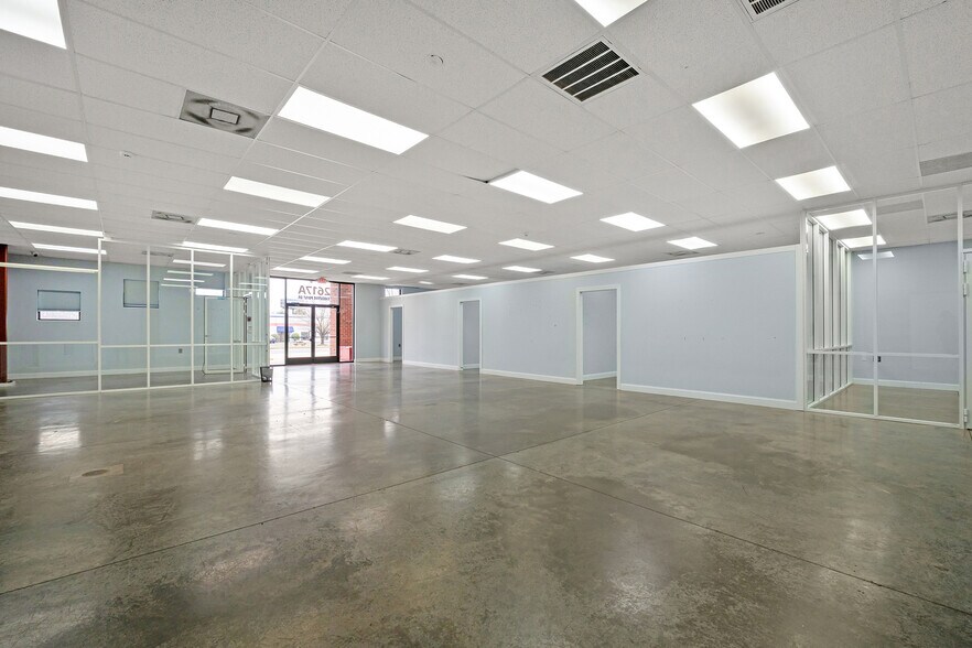 More Photos Of 2613-2617 Executive Point Dr, Monroe Showroom For Lease