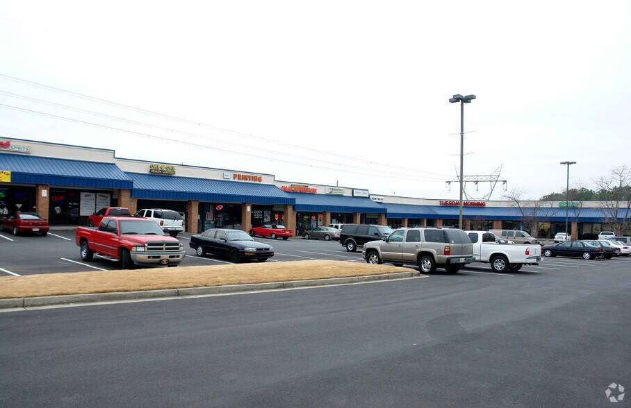More Photos Of 700 Sandy Plains Rd, Marietta Storefront For Lease