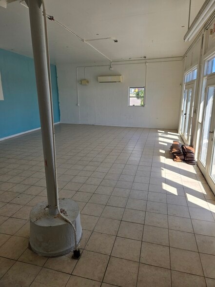 More Photos Of 211 Missouri Ave N, Largo Storefront Retail Office For Lease