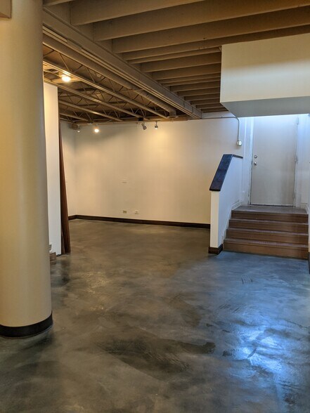 More Photos Of 6575-6577 N Avondale Ave, Chicago Service For Lease