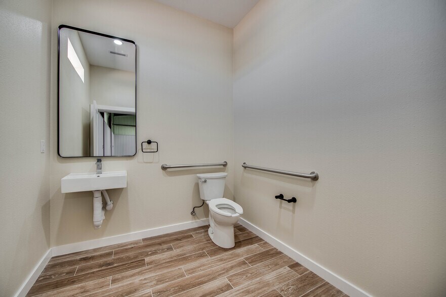 More Photos Of 1712 FM 1788, Midland Warehouse For Lease