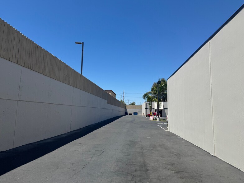 More Photos Of 2700-2722 S Grand Ave, Santa Ana Light Manufacturing For Lease