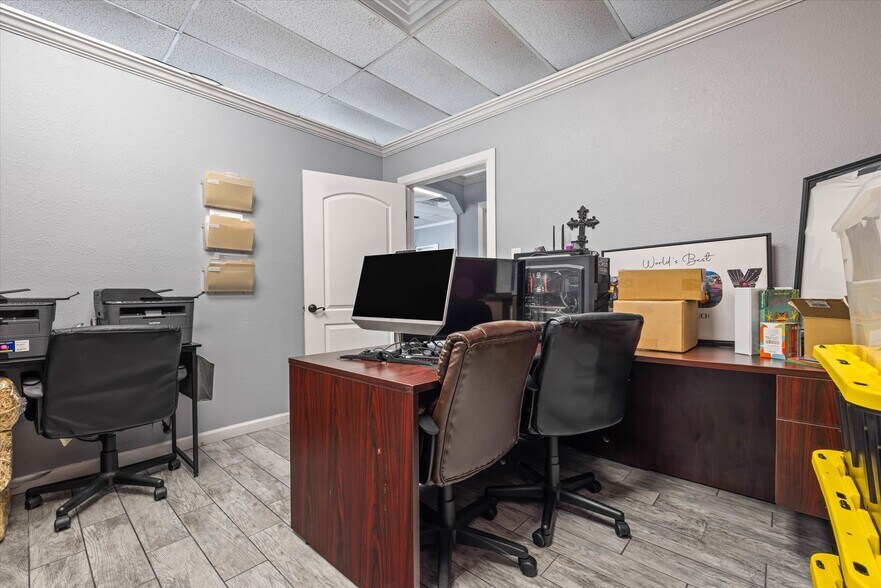 More Photos Of 902 51st St, Galveston Light Manufacturing For Sale