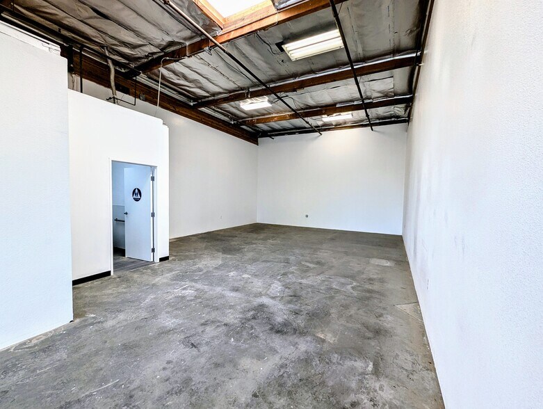 More Photos Of 601 Del Norte Blvd, Oxnard Warehouse For Lease
