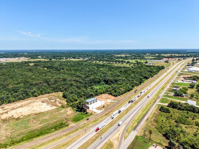 More Photos Of 410 Interstate 30 Frontage Rd., Mount Vernon General Retail For Lease