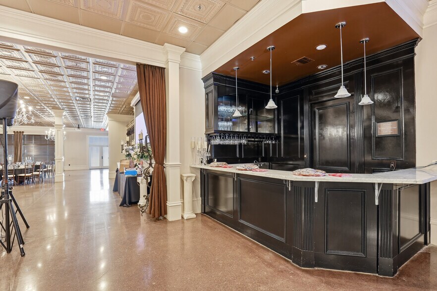 More Photos Of 140 E Main St, Lewisville Office For Sale