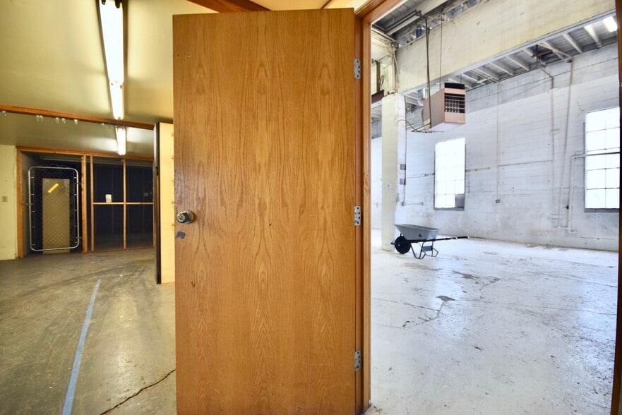 More Photos Of 55 SE Main St, Portland Warehouse For Lease
