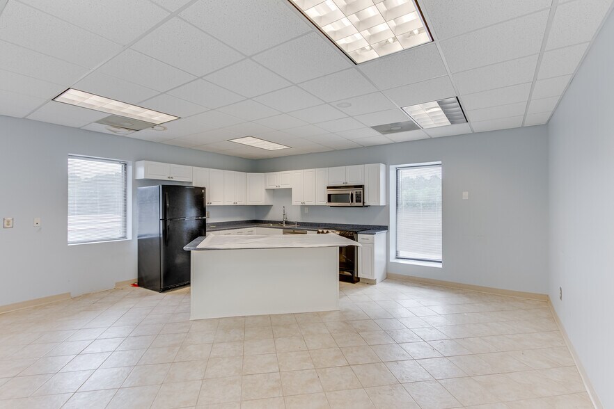 More Photos Of 6724 Cleveland Hwy, Clermont Warehouse For Lease