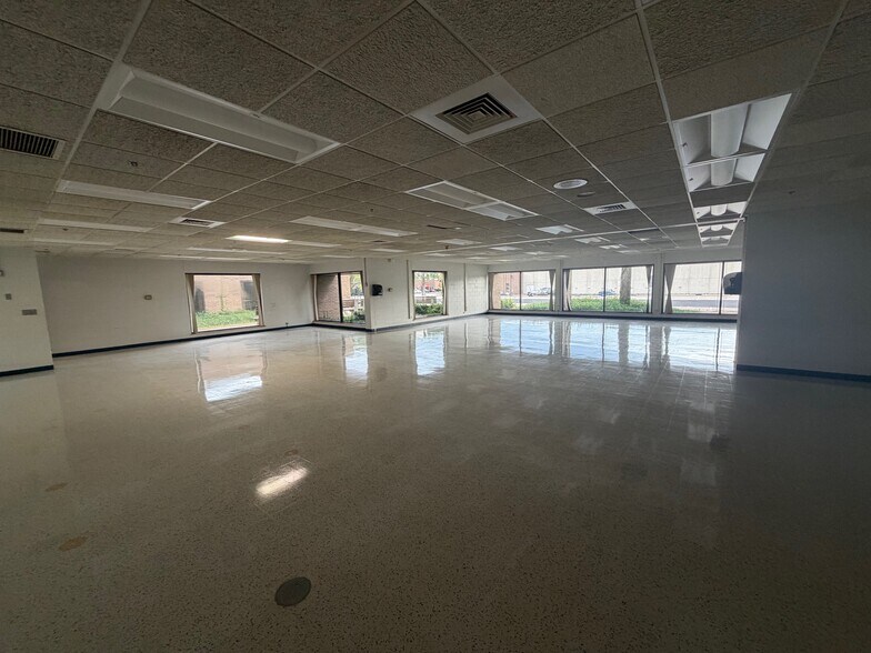 More Photos Of 1475 S Wheeling Rd, Wheeling Manufacturing For Lease