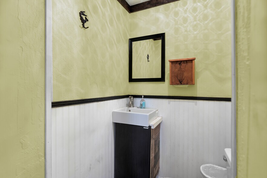 More Photos Of 81901 Overseas Hwy, Islamorada Restaurant For Sale