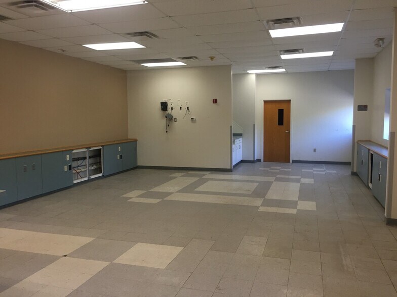 More Photos Of 1701 E State Highway 97, Jourdanton Flex For Lease