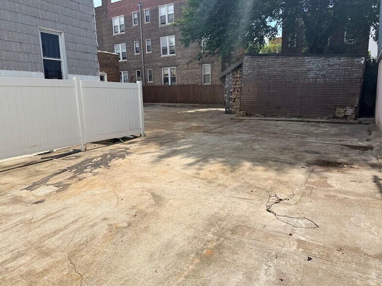 More Photos Of 35-02 Bradley Ave, Long Island City Land For Lease